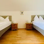 Sonnenblumenhof - & *